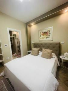 een slaapkamer met een groot wit bed in een kamer bij G&G HOME in Lecce