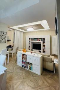 Una sala de estar con un sofá y un televisor. en G&G HOME, en Lecce 11 fotos más