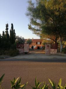 un camino con una valla y una casa en el fondo en Villa dei Ginepri, en Badesi