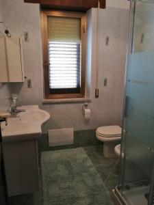 A bathroom at Villa dei Ginepri