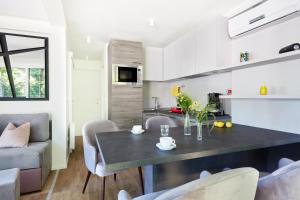 Kuchnia lub aneks kuchenny w obiekcie Donaupark Camping Tulln