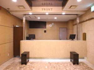 Area lobi atau resepsionis di APA Hotel Komatsu