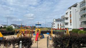 plac zabaw przed budynkiem apartamentowym w obiekcie Apartament Morski Lazurowy Gdynia w mieście Gdynia