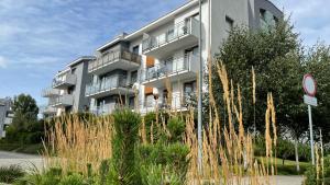 budynek mieszkalny z balkonami z boku w obiekcie Apartament Morski Lazurowy Gdynia w mieście Gdynia