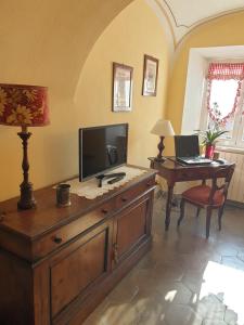 A television and/or entertainment centre at La Foresteria del Passeggere