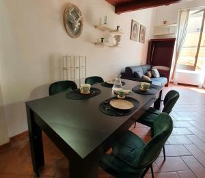 ein Wohnzimmer mit einem Tisch mit Stühlen und einem Sofa in der Unterkunft Loft 5c - Palatino in Rom