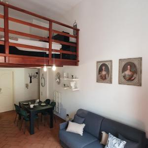 ein Wohnzimmer mit einem blauen Sofa und einem Tisch in der Unterkunft Loft 5c - Palatino in Rom