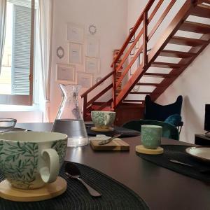 einen Tisch mit Tassen und Löffeln darüber in der Unterkunft Loft 5c - Palatino in Rom