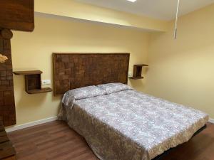 ein Schlafzimmer mit einem großen Bett in einem Zimmer in der Unterkunft Casa del Caballo in Casas Altas