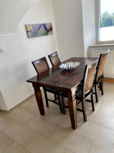 een houten eettafel met 4 stoelen bij Apart Felsenheimerhof in Nassereith