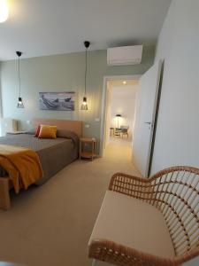um quarto com uma cama e uma cadeira em Suite Rent Milan 3 em Milão