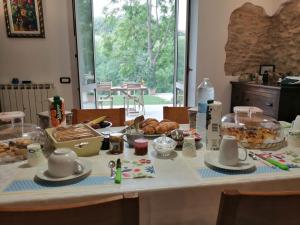 einen Tisch mit etwas Essen darüber in der Unterkunft Da Marisetta a San Severino Marche in San Severino Marche