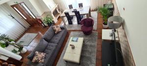 uma sala de estar com um sofá e uma mesa em VILA FAIA RESIDENCE em Ponta Delgada