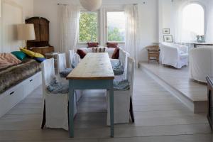Villa Himmelsblau في باد هيرنالب: مطبخ وغرفة معيشة مع طاولة وكراسي