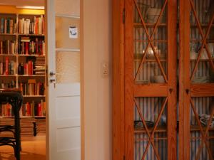 una porta che conduce a una biblioteca con libri di Villa Himmelsblau a Bad Herrenalb