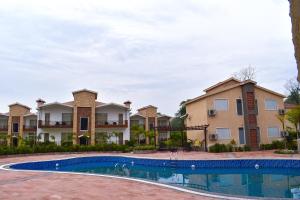 Bazén v ubytování Trinantara Resort & Spa nebo v jeho okolí