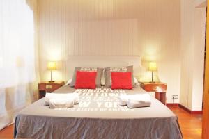 een slaapkamer met een groot bed met rode kussens bij Urban Loft Barcelona Diagonal super ubicación wifi in Barcelona