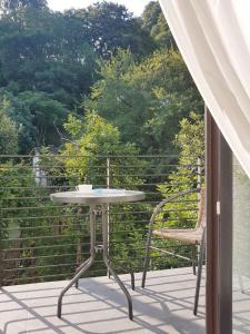 una mesa y una silla en el balcón en Citro Villa en Gonio