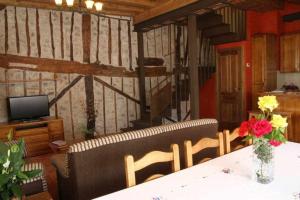 A television and/or entertainment centre at Casa Rural San Roque