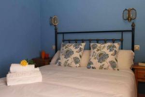 A bed or beds in a room at Casa Rural San Roque