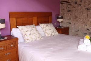 A bed or beds in a room at Casa Rural San Roque