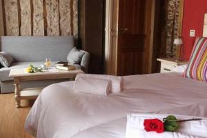 A bed or beds in a room at Casa Rural San Roque
