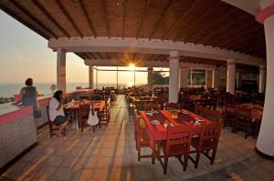 Reštaurácia alebo iné gastronomické zariadenie v ubytovaní Pink Palace Beach Resort