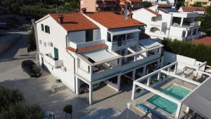 Bazén v ubytovaní Guesthouse Raffaello alebo v jeho blízkosti