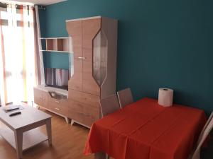 Televízia a/alebo spoločenská miestnosť v ubytovaní Apartamentos Loncho Finisterre