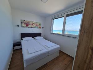 Posteľ alebo postele v izbe v ubytovaní Apartmani Adria
