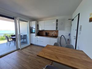 Kuchyňa alebo kuchynka v ubytovaní Apartmani Adria