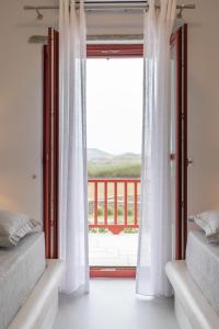 Postel nebo postele na pokoji v ubytování Marathi Mykonos