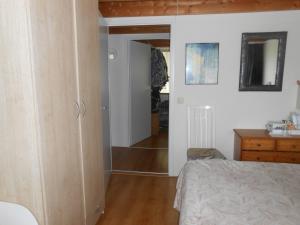 アムステルダムにあるHetem's Roomのベッドルーム1室(ベッド1台付)、廊下へのドアが備わります。