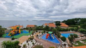 Bazén v ubytovaní Apartamentos Coral Do Mar II alebo v jeho blízkosti
