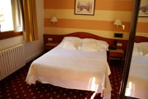 Posteľ alebo postele v izbe v ubytovaní Hotel Edelweiss