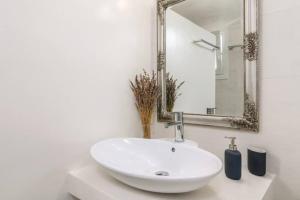 Kúpeľňa v ubytovaní CASA ANNA LOFT Boutique House with Full Sea View