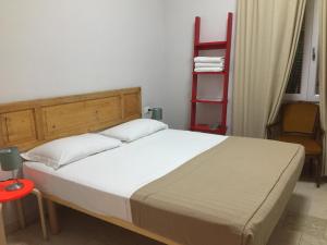 ein Schlafzimmer mit einem großen Bett mit einer roten Leiter in der Unterkunft Roma Art Rooms in Rom