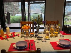 uma mesa com guardanapos vermelhos e tigelas de comida em Thistle Do Bed and Breakfast em Bridgetown