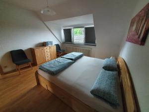 Un dormitorio con una cama con almohadas azules. en Ferienhaus Ursel in Otterndorf, en Otterndorf