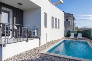 une piscine sur le côté d'un bâtiment dans l'établissement STUDIO apartment Doki BASEMENT, à Pula