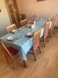 mesa de comedor con mantel azul en Mussenden House en Articlave