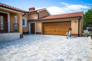 a bike parked in front of a garage at Casa Mia apartment in Vodnjan