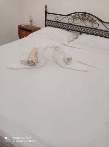 uma cama com toalhas e almofadas em Il Vero Salento 900 em Galatone