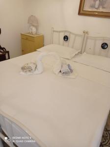 2 letti bianchi con asciugamani sopra di Il Vero Salento 900 a Galatone