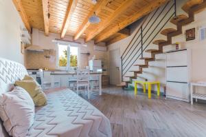 a living room with a couch and a kitchen at Casa Mia apartment in Vodnjan