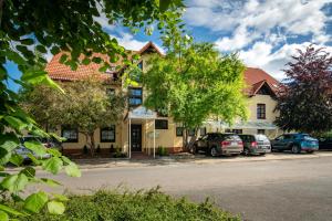 a building with cars parked in front of it at Hotel Zum Steinhof in Bad Blankenburg +23 photos