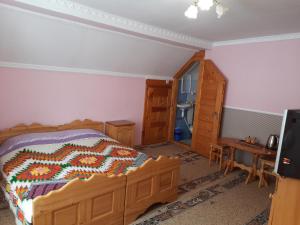 מיטה או מיטות בחדר ב-Zelenyj Gaj