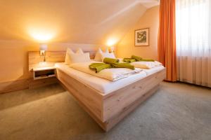 a bedroom with a large bed in a room at Hotel Zum Steinhof in Bad Blankenburg