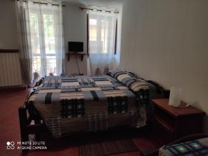 Un pat sau paturi într-o cameră la Affittacamere “Del Ponte”