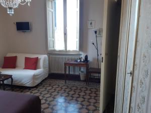 ein Wohnzimmer mit einem weißen Sofa und einem Fenster in der Unterkunft Villa Magnolia Park in Pisa